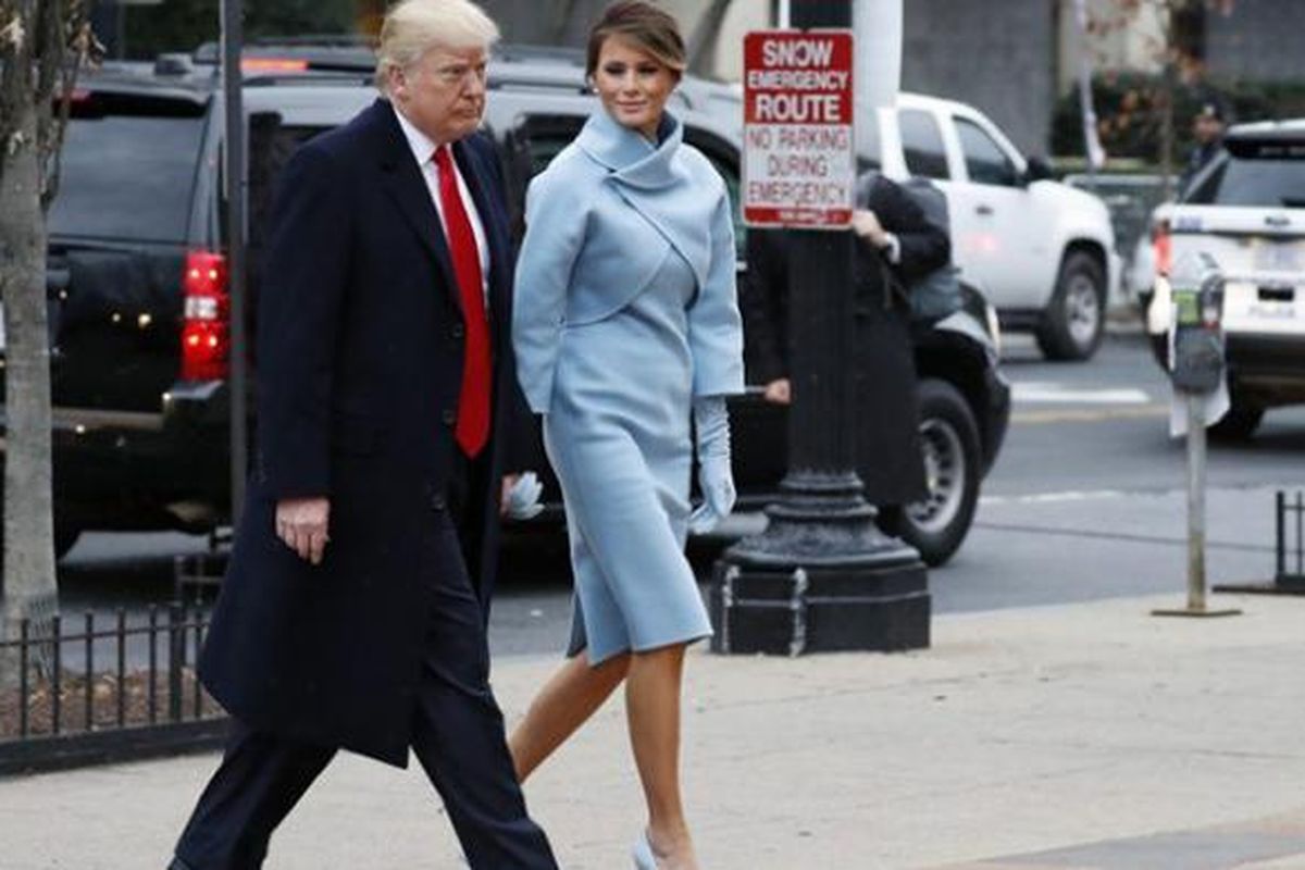 Melania Trump hadiri hari inaugrasi Donald Trump sebagai Presiden ke-45 AS mengenakan gaun rancangan Ralph Lauren. 