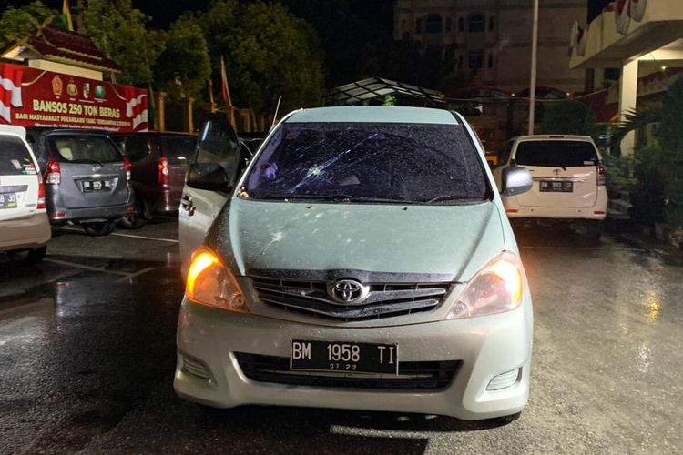 Mobil Innova yang dipakai anggota DPRD Kota Pekanbaru, Ida Yulita Susanti, mengalami kerusakan usai cekcok dengan warga, Rabu (1/9/2021) malam.
