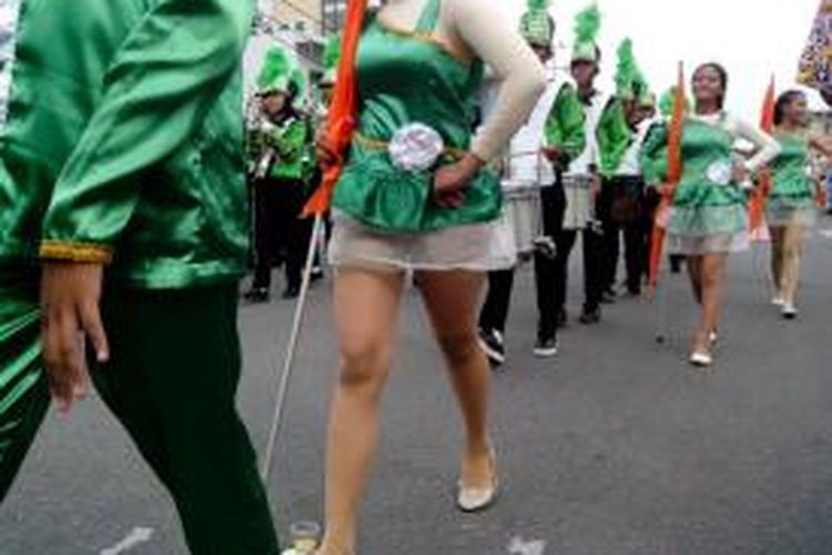 Kostum penari drumband dalam upacara peringatan HUT TNI ke 69 ini dinilai terlalu seksi.
