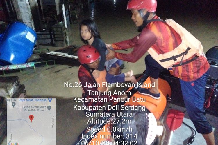 Tim Basarnas saat mengevakuasi korban banjir di Komplek Perumahan De Flamboyan, Jum'at (6/10/2023) 