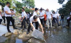 Jaga Ekosistem, KKP Lepas Liarkan 50.000 Ekor Ikan di Kali Ciliwung