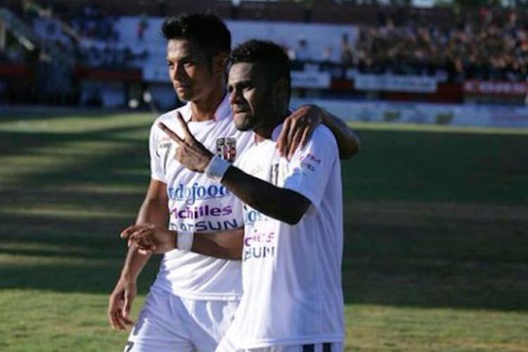 Yabes Roni merayakan gol kemenangan Bali United ke gawang Persipura Jayapura di Stadion I Wayan Dipta, Jumat (25/3/2016).