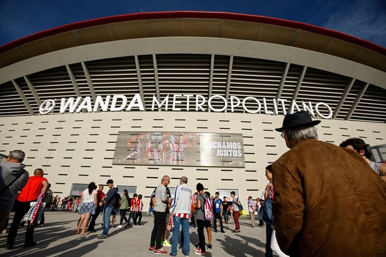 Para penonton tiba di stadion baru Atletico Madrid, Wanda Metropolitano, sebelum pertandingan La Liga melawan Malaga CF di Madrid, Sabtu (16/9/2017).