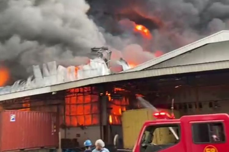 Petugas pemadam kebakaran sedang berusaha untuk memadamkan api di PT Agro Raya Mas   di Jalan Jermal, Kelurahan Sei Mati, Kecamatan, Medan Labuhan, Kota Medan, Rabu (23/7/2025).