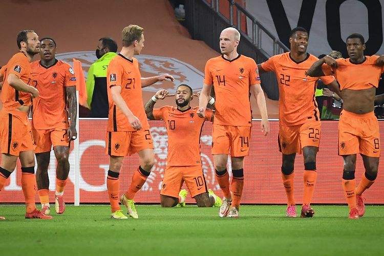 Penyerang Belanda Memphis Depay (tengah) merayakan gol dengan rekan satu tim setelah mencetak gol pada pertandingan Grup G Kualifikasi Piala Dunia Qatar 2022 antara Belanda vs Turki di Stadion Johan Cruijff Arena di Amsterdam pada 7 September 2021.