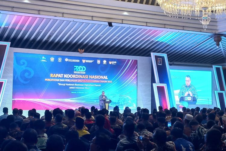 Gubernur Bank Indonesia Perry Warjiyo dalam Rapat Koordinasi Nasional Tim Percepatan dan Perluasan Digitalisasi Daerah (TP2DD)  dengan tema Transformasi Digitalisasi Daerah untuk Mempercepat Indonesia Maju 2045 pada Selasa (3/10/2023).