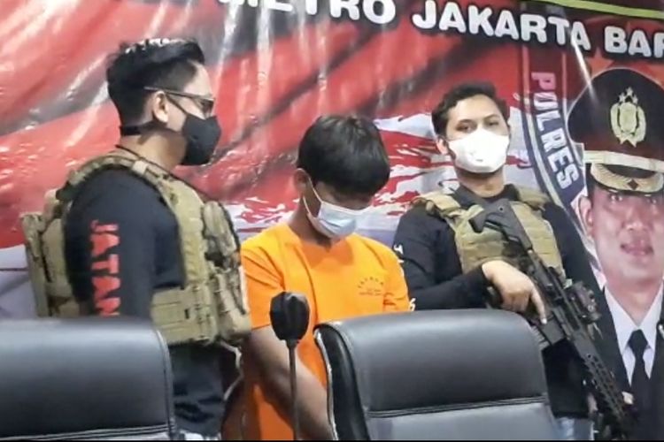 IS alias A pelaku penusukan yang menewaskan seorang pria berinisial Muhammad Rayhan Rahmad (19) pada Senin (19/4/2021) di Jalan Bulak Teko, Kalideres, Jakarta Barat.