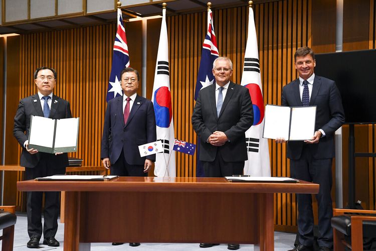 Presiden Korea Selatan Moon Jae-in (kedua dari kiri) dan Perdana Menteri Australia Scott Morrison (kedua dari kanan) berfoto dengan Menteri Perdagangan Korea Selatan Yeo Han-koo (paling kiri) dan Menteri Energi Australia Angus Taylor (paling kanan) selama upacara penandatanganan di Parlemen House, Canberra, Australia, Senin (13/12/2021).