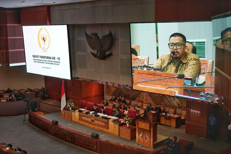 Anggota Fraksi Partai Nasdem Kresna Dewanata Phrosakh saat Rapat Paripurna ke-18 DPR, di Kompleks Parlemen, Senayan, Jakarta, Selasa (28/5/2019).