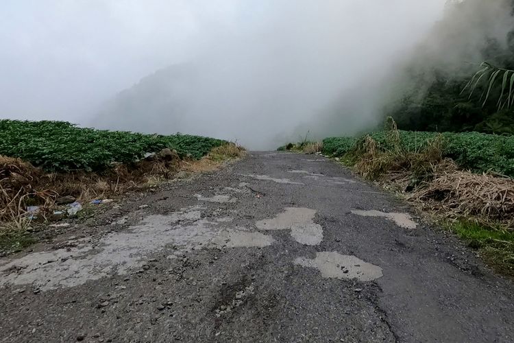 Jalan ekstrem ke Curug Sikarim.