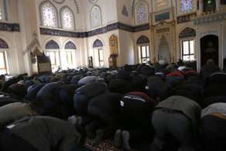 Umat Muslim Jepang menjalankan shalat di sebuah masjid di Tokyo untuk mendoakan kebebasan dua warga negeri itu yang disandera ISIS.