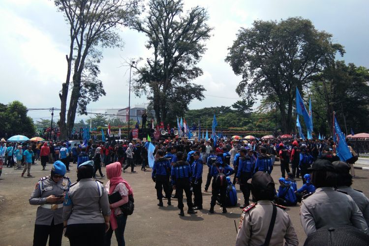 Ribuan buruh saat berorasi dalam peringatan May Day di halaman Gedung Sate, Jalan Diponegoro, Rabu (1/5/2019).