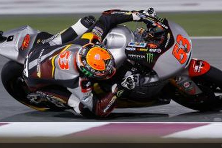 Pebalap Moto2 dari tim Marc VDS, Esteve Rabbat, memacu motornya pada seri perdana 2014, GP Qatar, di Sirkuit Losail, Minggu (23/3/2014).