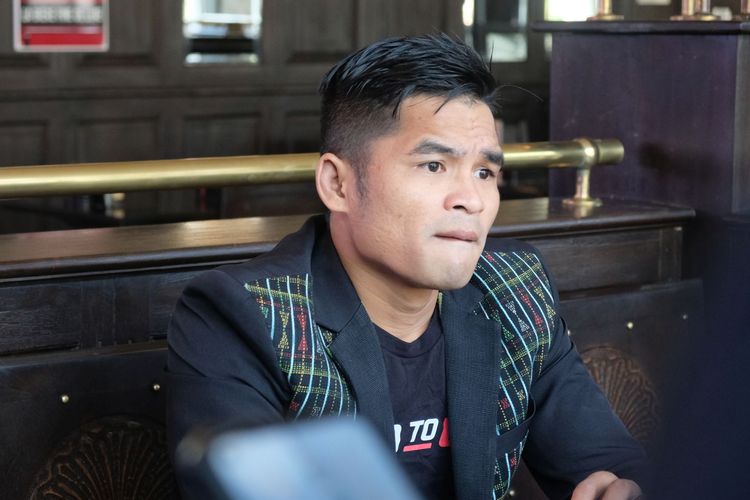 Petarung MMA asal Indonesia, Jeka Saragih, berpose  dalam sebuah wawancara eksklusif di Hotel Raddison, Yas Island, Abu Dhabi, pada Kamis (20/10/2022). Jeka akan bertarung di Road to UFC pada Minggu (23/10) sore WIB.