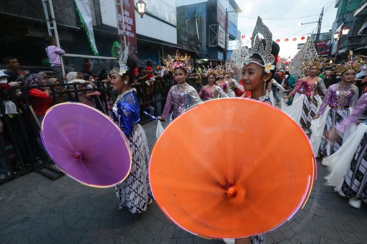 Pawai seni budaya pada perayaan puncak Cap Go Meh Bogor Street Festival (CGM-BSF) 2023 di Jalan Suryakencana, Bogor Tengah, Kota Bogor, Minggu (5/2/2023). Atraksi seni budaya seperti Ogoh-ogoh dari Bali, Kendang Beleq dari Lombok, dan Bouraq dari Cirebon, Ondel-ondel Betawi, Reog Ponorogo, serta belasan pertunjukan dari sanggar kesenian dari Jawa Barat dan sekitarnya memeriahkan acara ini.