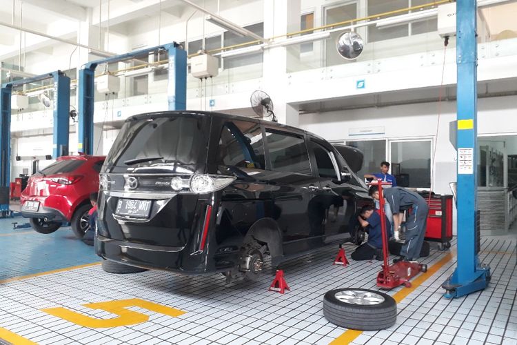 Ilustrasi Mazda Biante yang tengah melakukan perbaikan di bengkel resmi Mazda