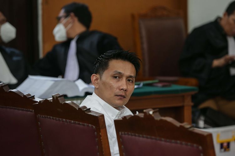 Mantan Sekretaris Pribadi (Spri) Kadiv Propam Polri Ferdy Sambo sekaligus Wakaden B Biro Paminal Divisi Propam, Kompol Chuck Putranto menjadi saksi di sidang obstruction of justice terkait kasus kematian Brigadir Nofriansyah Yosua Hutabarat atau Brigadir J dengan terdakwa Hendra Kurniawan dan Agus Nurpatria di Pengadilan Negeri Jakarta Selatan, Kamis (15/12/2022).