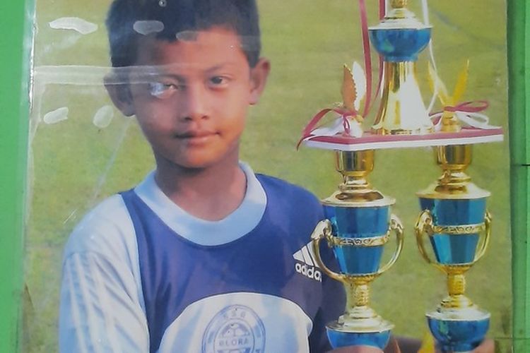 Melihat foto masa kecil Pratama Arhan, pemain timnas Indonesia asal Blora di Desa Sidomulyo, Banjarejo, Blora, Rabu (15/12/2021)