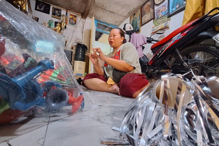 Marni (40) saat diwawancarai dikediamannya di Kecamatan Banjaran, Kabupaten Bandung, Jawa Barat, Kamis (11/12/2025) Marnimembesarkan anak-anaknya dengan dari hasil membuat terompet tahun baru