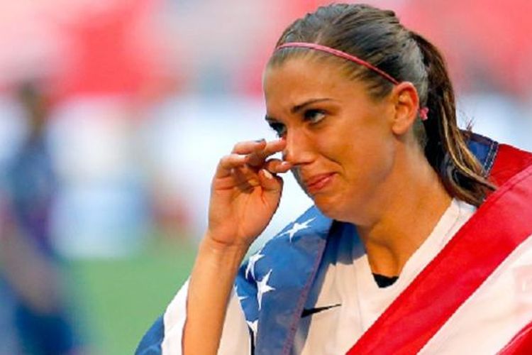 Tangis bahagia striker Alex Morgan seusai tim putri AS memastikan diri menjadi juara dunia. 