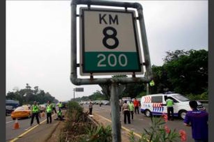 Polisi melakukan olah TKP kecelakaan yang melibatkan dua mobil di KM 8,2 Jalan Tol Jagorawi, Jakarta Timur, Minggu (8/9/2013) dini hari.