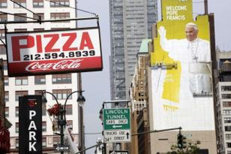 Papan potret Paus Fransiskus di sisi sebuah bangunan di kota New York.