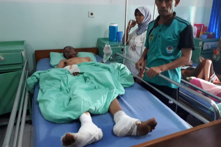 Jauhari (62) ketika menjalani perawatan di rumah sakit Siti Khadijah Palembang, usai melami luka bakar akibat pipa gas PGN yang diduga bocor di Jalan Demang Lebar, Daun Palembang, Sumatera Selatan, Kamis ( 27/9/2018).