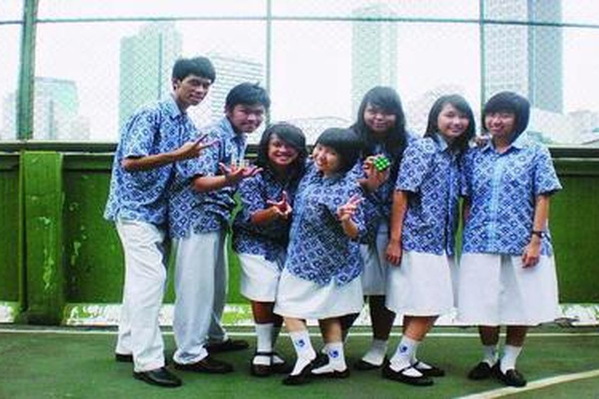 Rubik merupakan salah satu permainan yang penuh tantangan dan sedang digemari anak muda. Hal itu dapat dilihat misalnya di SMA St Bellarminus, Menteng, Jakarta Pusat.