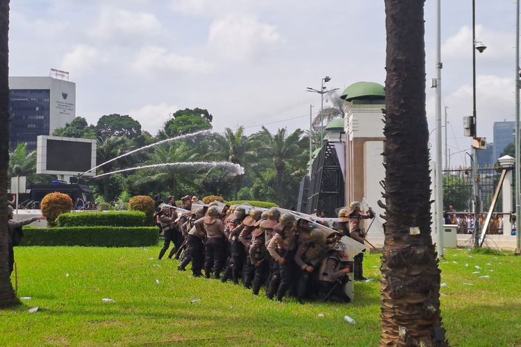 Polisi menembak massa demo Apdesi menggunakan water cannon di Gedung DPR, Senayan, Jakarta, Rabu (31/1/2024). 
