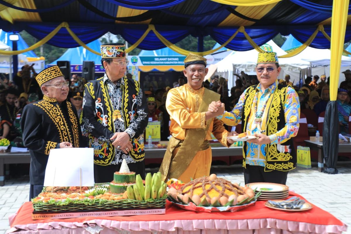 Bupati Syarwani saat menutup upacara Hari Jadi Kabupaten Bulungan ke-65 dengan pemotongan Nasi Rasul.