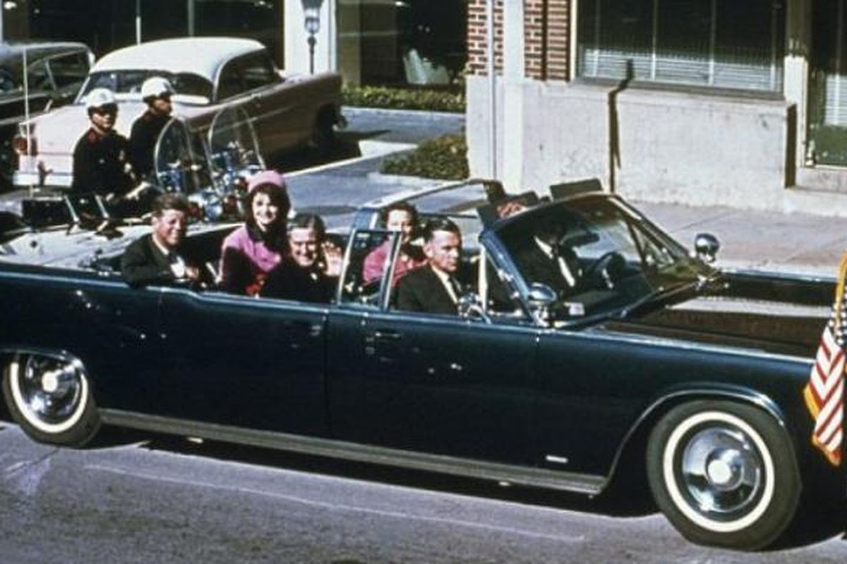 Presiden John F Kennedy bersama istrinya Jacqueline, Gubernur Texas John Connally dan istrinya Nellie Connally berkendara bersama di dalam Limousine kepresidenan di Dallas pada 23 November 1963, hari tertembaknya Kennedy. 


