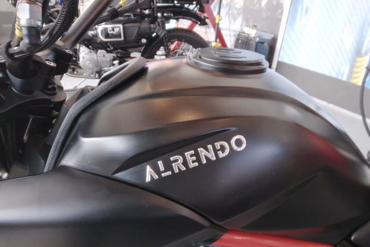 Di GIIAS 2022, Alrendo memajang motor listrik bergaya sport dengan nama Alrendo TS Bravo.
