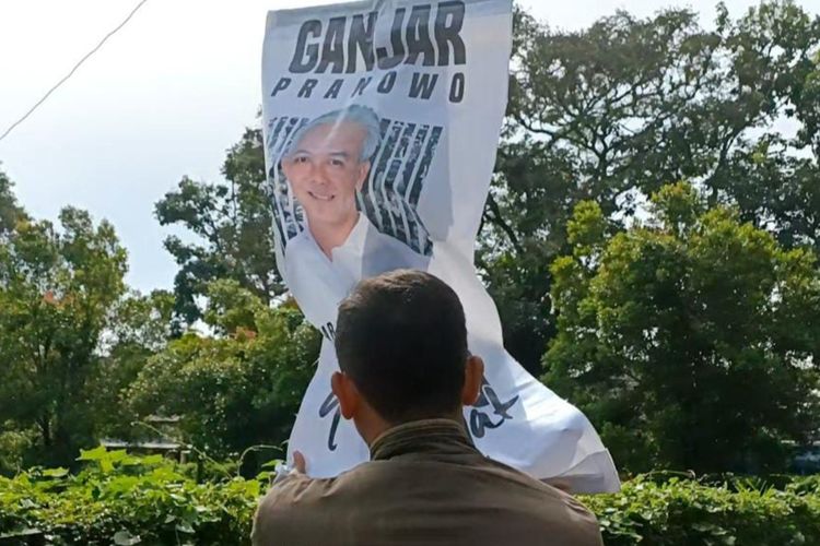 Tangkapan layar personil Sat[ol PP Kota Pematang Siantar, Sumut, mencopot poster bergambar bakal capres Ganjar Pranowo, jelang kedatangan Ganjar, Sabtu (11/11/2023).