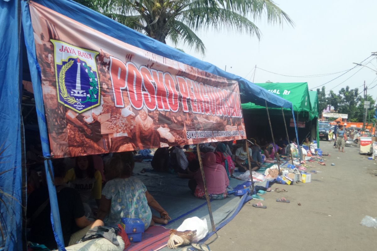 Warga korban kebakaran di Pasar Gaplok, Senen, Jakarta Pusat mengumpulkan sejumlah barang yang masih bisa dijual. Kebakaran yang menghanguskan 41 rumah itu terjadi pada Sabtu (8/7/2017)