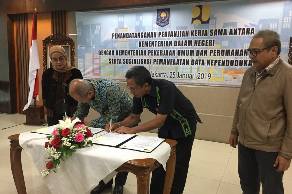 Penandatanganan kerja sama antara Kementerian PUPR dengan Kementerian Dalam Negeri tentang pemanfaatan data kependudukan, Jumat (25/1/2019).