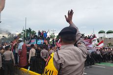 Massa Pro dan Kontra Pemakzulan Jokowi Saling Lempar Botol di Depan DPR