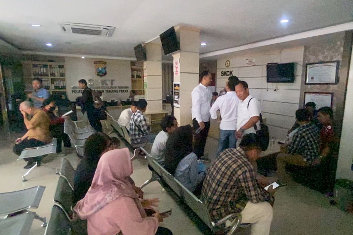 Korban penahanan ijazah saat melapor ke polisi, Kamis (17/4/2025).