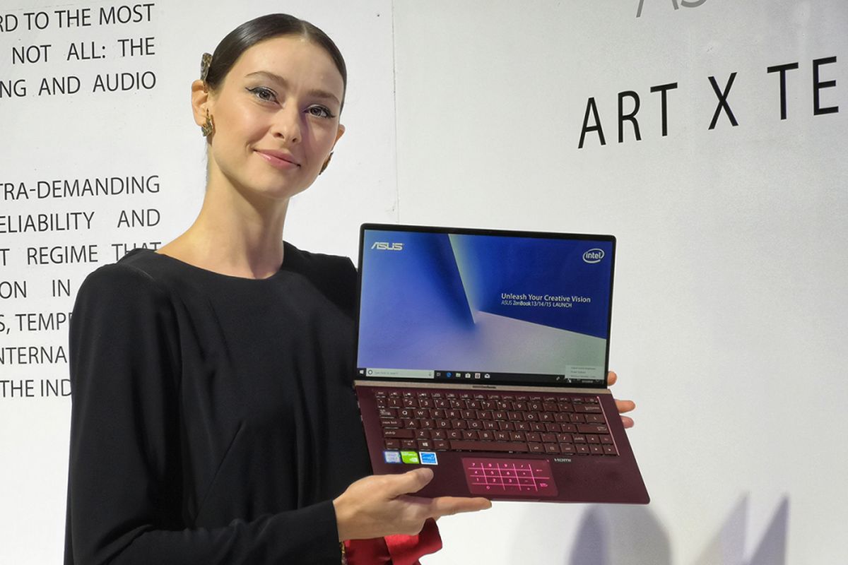 Model memperlihatkan varian ZenBook dengan warna Burgundy Red