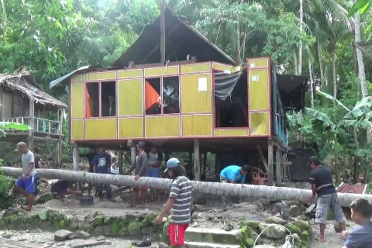 Rumah lansia Yusuf dan istrinya yang tertimpa pohon tumbang akibat angin kencang di Battoa, Sulawesi Barat. 