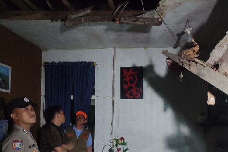 Kepala Pelaksana BPBD Kota Tasikmalaya bersama Pj Wali Kota Tasikmalaya Cheka Virgowansyah mengecek kondisi rumah warga yang rusak akibat gempa bumi di Jalan Gunung Karikil, Kelurahan Tuguraja, Kecamatan Cihideung, Tasikmalaya, Jawa Barat, Sabtu (3/12/2022) malam. (ANTARA/HO-BPBD Kota Tasikmalaya)
