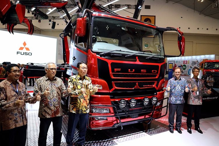  Truk  Konsep Mitsubishi  Fuso yang Punya 4 Tangan