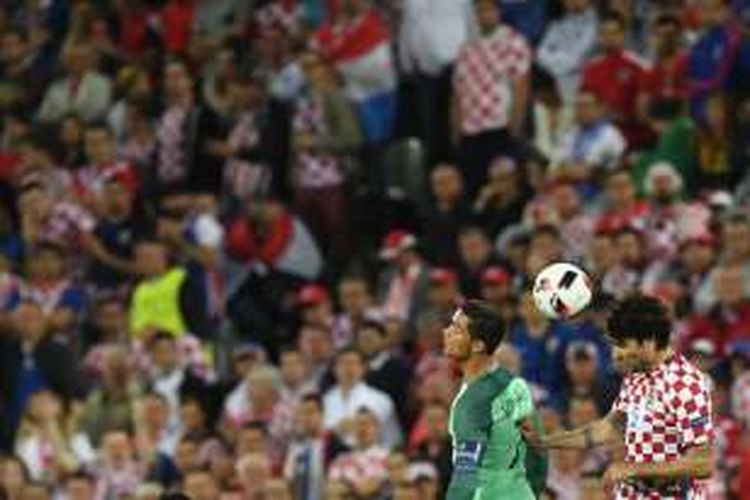 Cristiano Ronaldo (kiri) da Vedran Corluka melakoni duel udara saat Portugal melawan Kroasia pada babak 16 besar Piala Eropa 2016 di Stadion Bollaert-Delelis, Sabtu (25/6/2016).