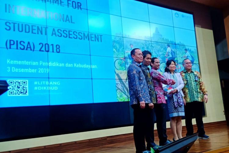 Mendikbud Nadiem Makarim menerima hasil PISA 2018 untuk Indonesia dari Yuri Belfali (Head of Early Childhood and Schools OECD) di Gedung Kemendikbud, Jakarta (3/12/2019).