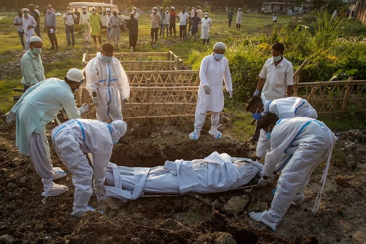 Banyak krematorium di India kewalahan untuk melakukan kremasi untuk mereka yang meninggal karena Covid-19.