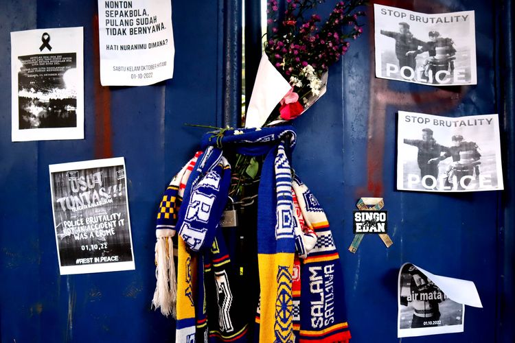 Syal, bunga dan poster dari masyarakat yang diletakkan di gate 13 pasca tragedi yang terjadi pada pekan ke-11 Liga 1 2022-2023 seusai pertandingan bertajuk Derbi Jawa Timur, Arema FC melawan Persebaya Surabaya di Stadion Kanjuruhan Kepanjen, Kabupaten Malang, Selasa (4/10/2022) malam.