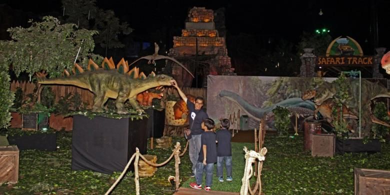 Pengunjung dapat merasakan dinosaurus hadir kembali di Trans Studio Makassar, bisa mendengar suara Dinosaurus bahkan Dinosaurus dapat mengigit tangan pengunjung