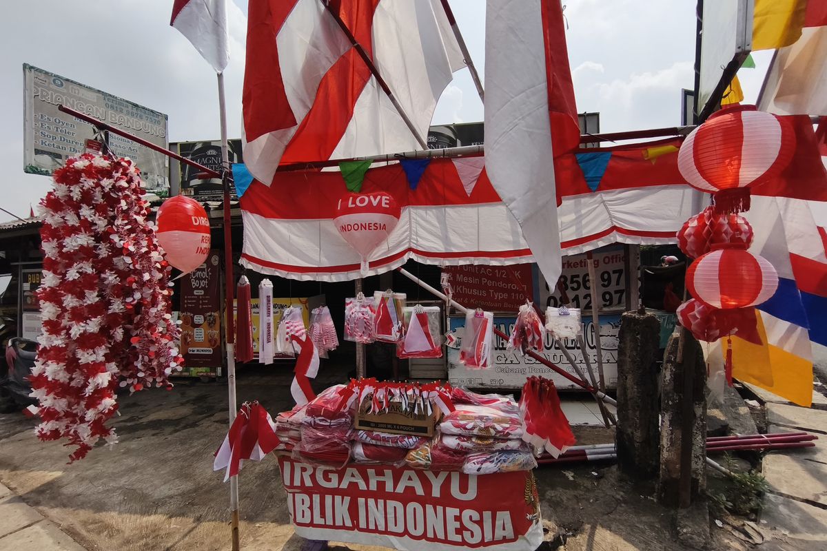 Penjualan Bendera Merah Putih yang kian sepi jelang HUT RI pada 17 Agustus 2025.