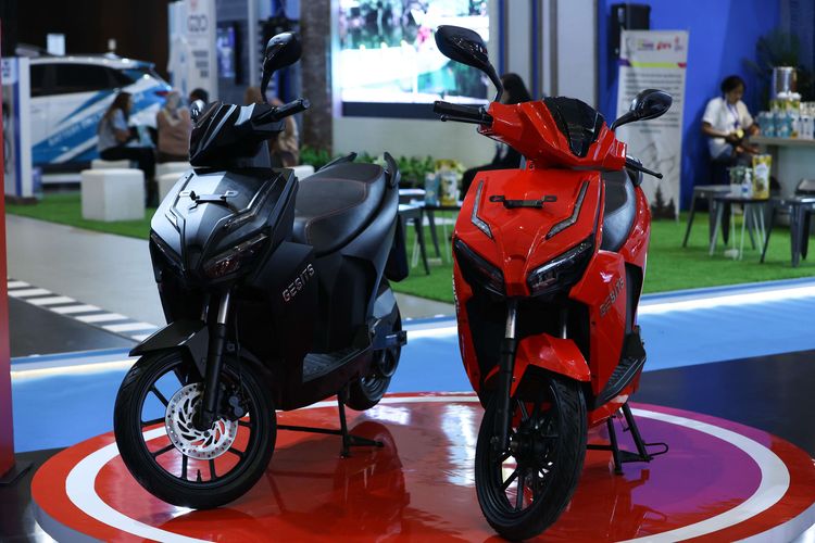 Motor listrik Gesits G1 dipamerkan di ajang Periklindo Electric Vehicle Show (PEVS) 2022 di JI Expo Kemayoran, Jakarta, Kamis (28/7/2022). Gesits G1 memiliki fitur unggulan salah satunya adalah fitur peta digital yang bisa dinikmati pemilik kendaraan melalui panel indikator. Sehingga, pemilik tidak perlu repot memakai telepon genggam untuk memakai peta selama berkendara.