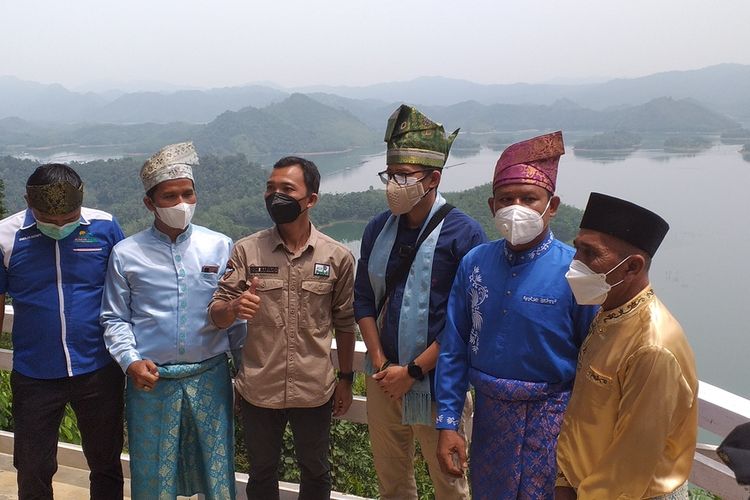 Menparekraf Sandiaga Uno saat mengunjungi destinasi wisata Puncak Kompe di Desa Koto Masjid, Kecamatan XIII Koto Kampar, Kabupaten Kampar, Riau, Minggu (12/9/2021).