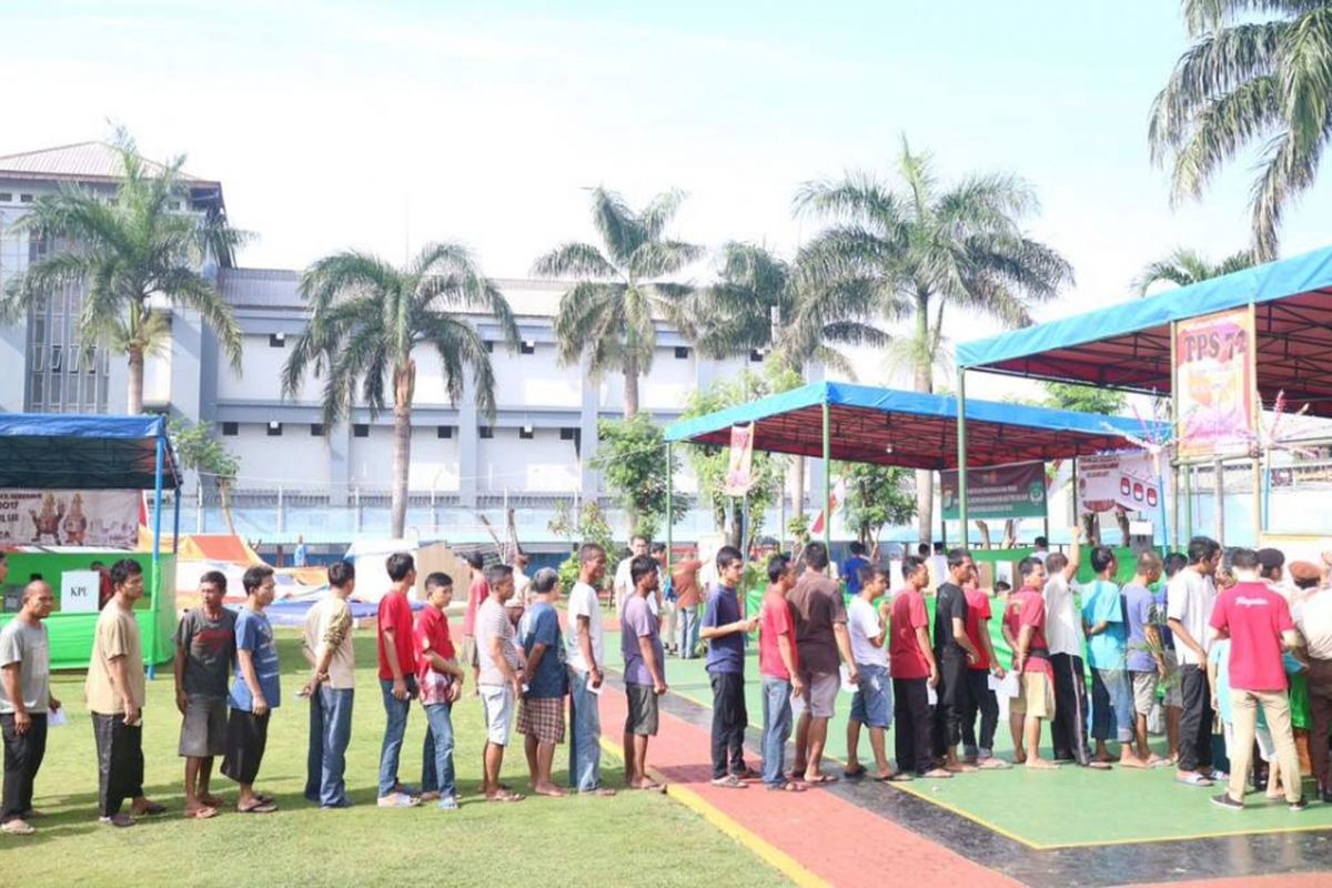 Suasana Pilkada DKI Jakarta Lembaga Pemasyarakatan Klas 2A Narkotika Cipinang, Jakarta, Rabu (19/4/2017). Sebanyak 1.226 pemilih terdaftar memberikan suara di Lapas Klas 2A Narkotika Cipinang.